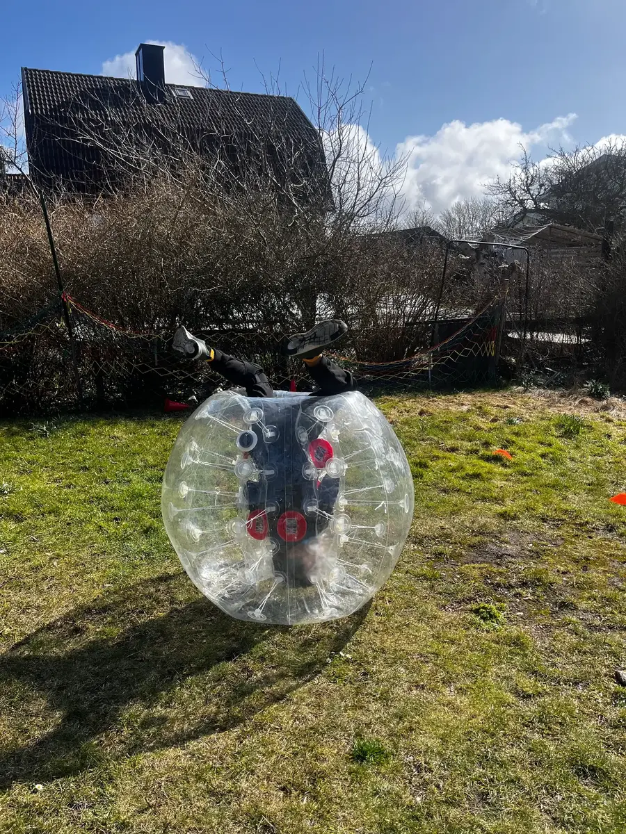 Bumperballs som fartfylld festaktivitet utomhus