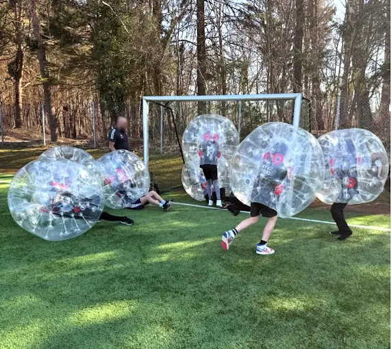 Barn spelar bumperballs tillsammans på en fest